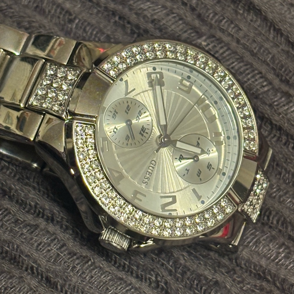 Guess WaterPro Women’s Silver Tone Crystal Bezel Watch U12003L1 – Needs Battery